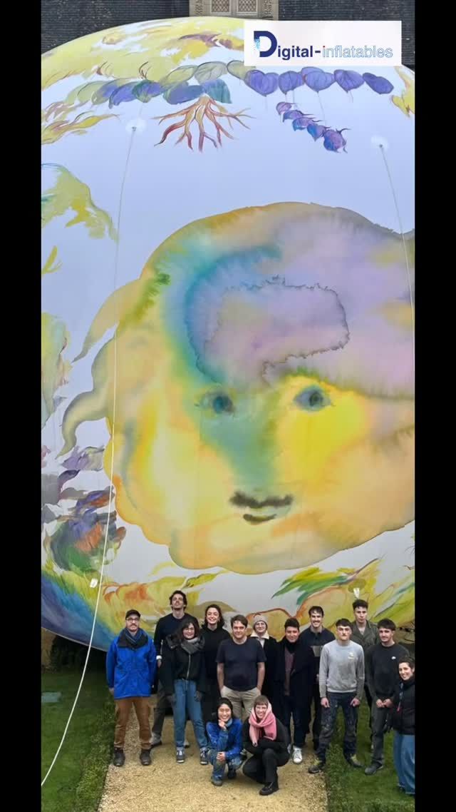 Fiers de partager notre collaboration avec la très talentueuse artiste Makiko Furuichi 

Nous avons eu le privilège de fabriquer une sphère monumentale de 9 mètres de diamètre, partiellement imprimée puis peinte par l’artiste.
Un projet ambitieux qui illustre le dialogue entre innovation, savoir-faire technique et création contemporaine.

Dans le cadre de ce partenariat artistique, nous avons réalisé cette pièce avec le cœur et ps le porte monnaie afin de soutenir pleinement la démarche de l’artiste et du lieu.

L’œuvre est visible jusqu’en mars à l’Abbaye de Fontevraud.
Si vous passez par là, ne la manquez pas!
@makiko_furuichi @fontevraud