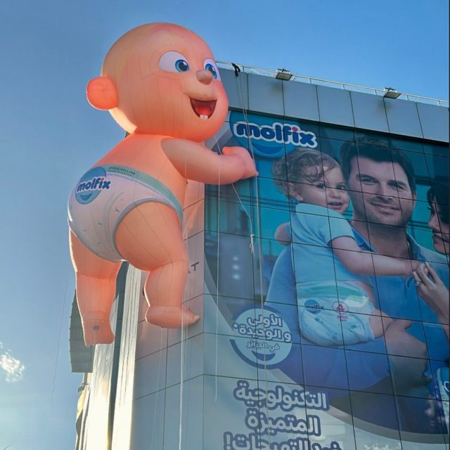 Quand une idée prend de la hauteur, elle finit parfois… sur une façade.

J’ai eu le plaisir d'accompagner les équipes de Gopinion Algeria & Youssef Othmani (notre partenaire en Afrique du Nord) pour la marque Molfix® ( Hayat) avec Yasmine Djadel kenza Habou HABIBA DEHANE sur la conception graphique 3D, la conception et la fabrication d’un bébé gonflable géant, imaginé comme un symbole fort celui du soin, du confort et de l’innovation à grande échelle.
Cette création accompagne le lancement de Molfix Oxygen, une couche pensée pour convenir à tous les bébés et j’insiste sur la phrase « tous les bébés » 🫣 et il s'agit aussi d'un projet qui mêle créativité, visibilité et émotion, et qui illustre notre manière de raconter les marques autrement, là où on ne les attend pas toujours….. Merci à toutes les personnes impliquées pour voir osé ce pari un peu fou! 

Pour vos structures gonflables sur mesure, de l'idée à l'installation, n'importe où dans le monde 
www.digital-inflatablescom 

When an idea reaches new heights, it sometimes ends up… on a façade.
I had the pleasure of supporting the teams at Gopinion Algeria and Youssef Othmani (our partner in North Africa) for the Molfix® (Hayat) brand, alongside Yasmine Djadel, Kenza Habou, and HABIBA DEHANE, on the 3D graphic design, the design, and the production of a giant inflatable baby—imagined as a powerful symbol of care, comfort, and innovation on a large scale.
This creation supports the launch of Molfix Oxygen, a diaper designed to suit all babies—and I really want to emphasize the words “all babies” 🫣. It’s also a project that blends creativity, visibility, and emotion, and reflects our way of telling brand stories differently, in places where you don’t always expect to see them…
A big thank you to everyone involved for daring to take on this slightly crazy bet!
For your custom inflatable structures, from idea to installation, anywhere in the world.