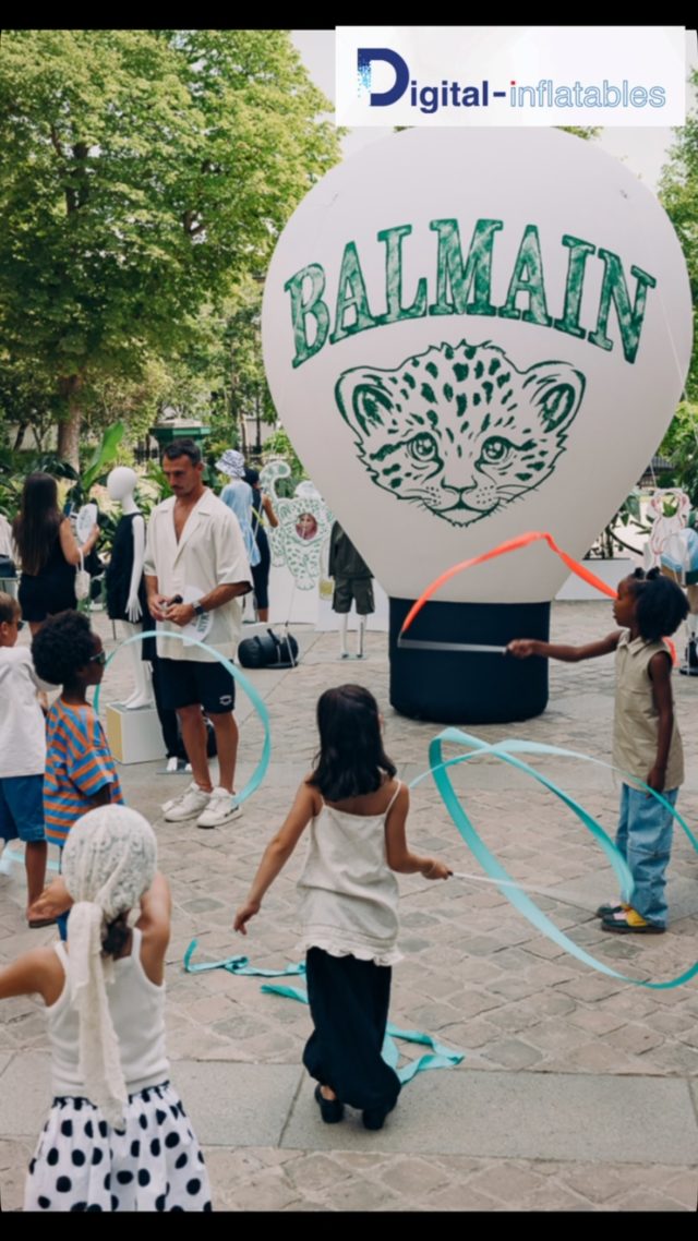 Pour Balmain kids l'agence @_saendwich nous a mandaté pour concevoir, fabriquer et installer cette montgolfière stylisée de 4m de haut en urgence.. nous avions heureusement un tout petit espace de production libre .. du coup de fil à l'installation à paris ... moins de 10 jours.. 
#gonflable #digitalinflatables #balmain