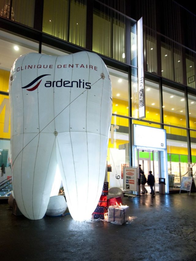 Difficile de la manquer, celle-là. 
6 mètres de haut, gonflée et fièrement dressée : voici la dent géante que nous avons conçue et produite pour la campagne OOH pour @ardentis_cliniques_dentaires 
Quand une marque veut marquer les esprits dans l'espace public, le grand format gonflable transforme un simple message en véritable événement urbain. Impossible de passer à côté — et c'est bien le but.
Fière de voir ce projet prendre vie et attirer tous les regards. 
Pour vos campagnes OOH comptez sur nous!
En savoir plus: www.digital-inflatables.ch